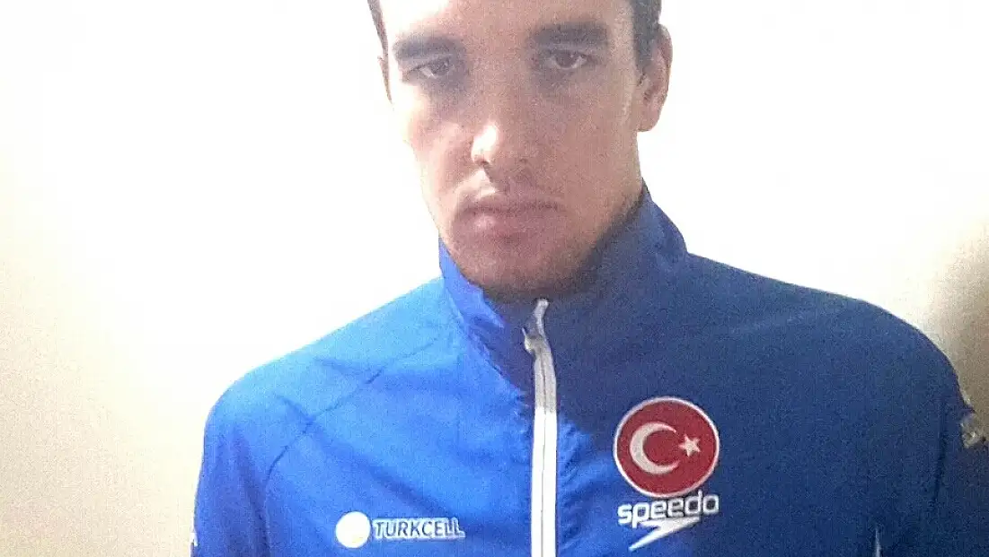 Emre,Madalya İçin Yüzecek!