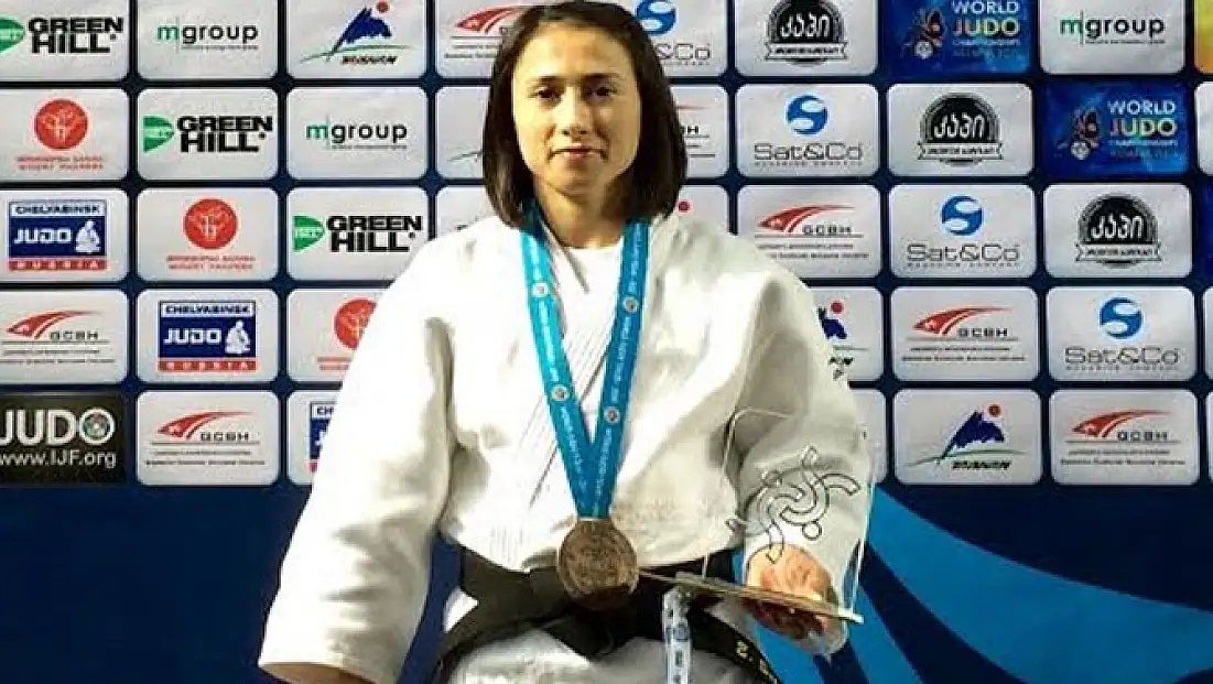 Ebru, Gümüşte Kaldı!