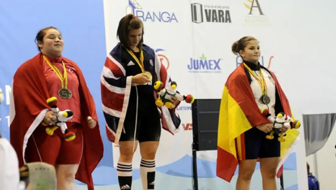 Hilal Dönmez'den Üç Madalya!