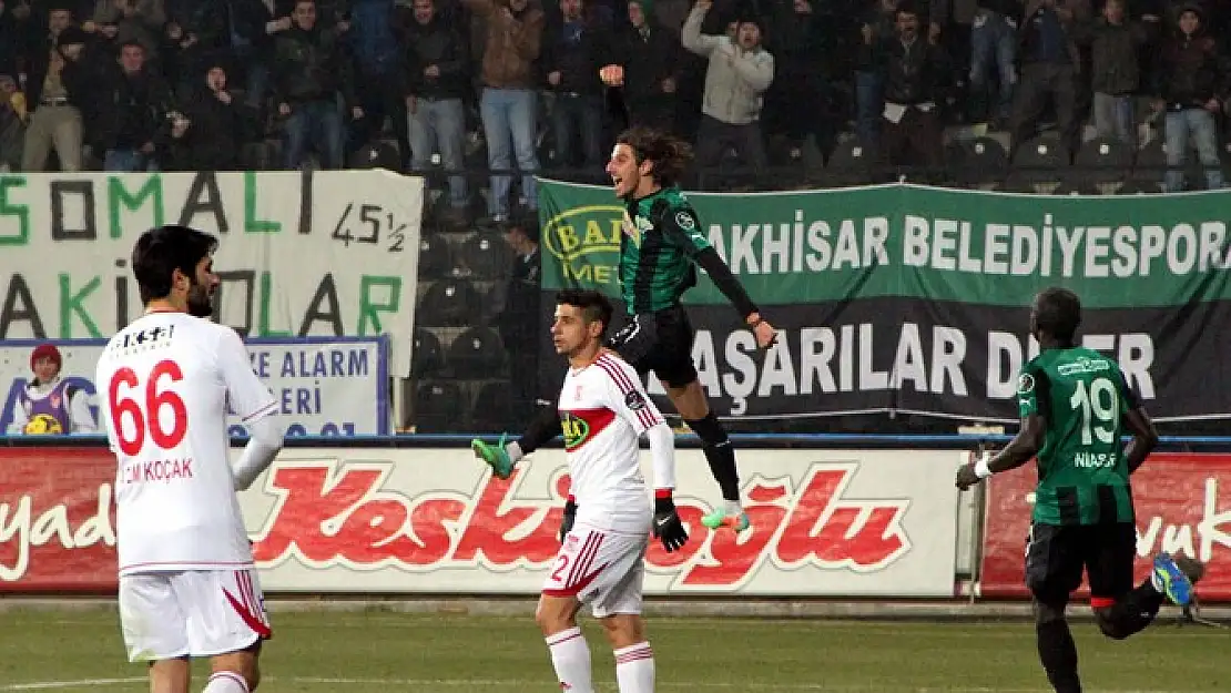 Akhisar 90'da Güldü!