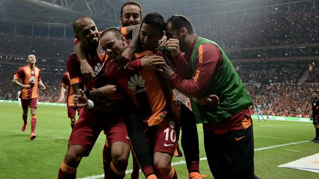 Sneijder'in Golü,''100''leri Güldürdü!