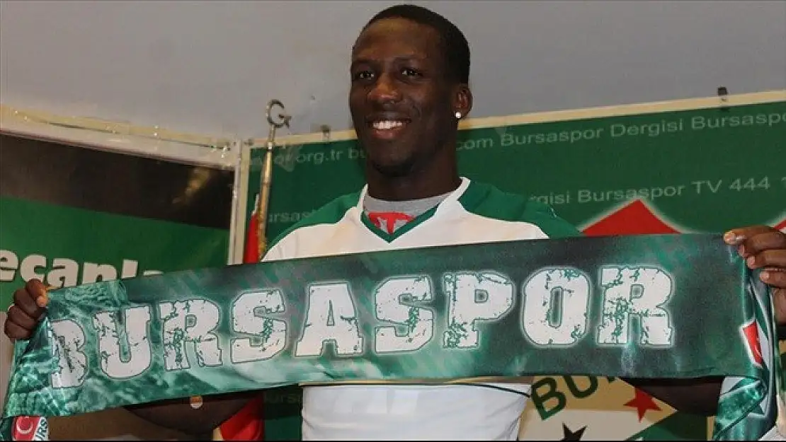 Bursasspor,Advincula'ya imza Attırdı!