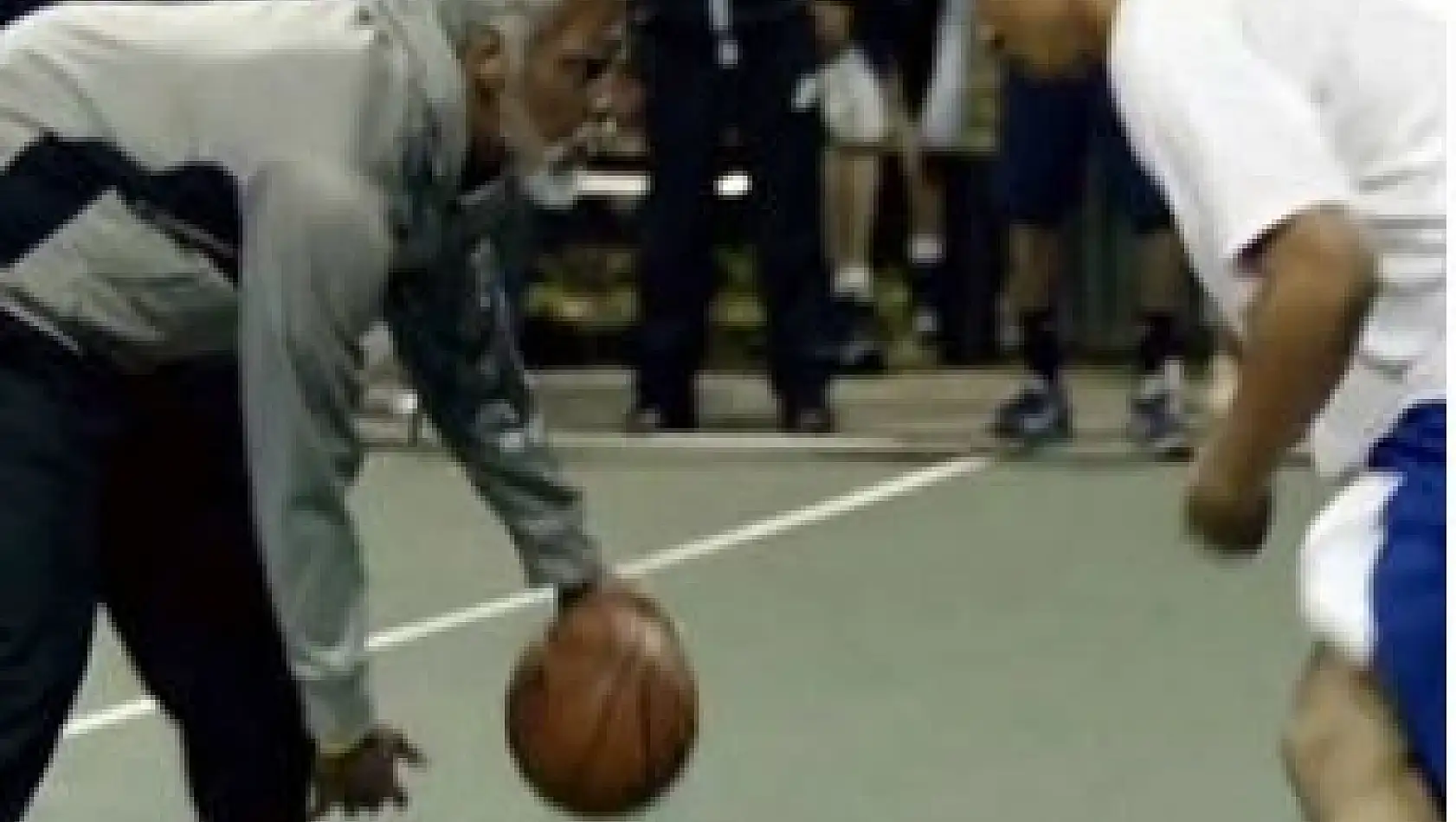 Basketbol Oyuncusu Yaşlı Adam Kılığına Girerse!