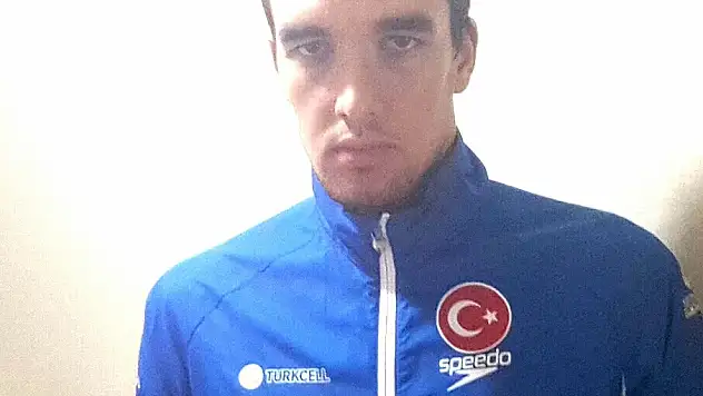 Emre,Madalya İçin Yüzecek!