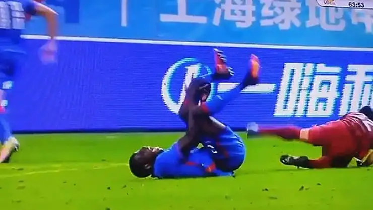 Demba Ba Bırakmıyor!