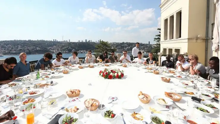 Öğle Yemeği Kuyt'tan!
