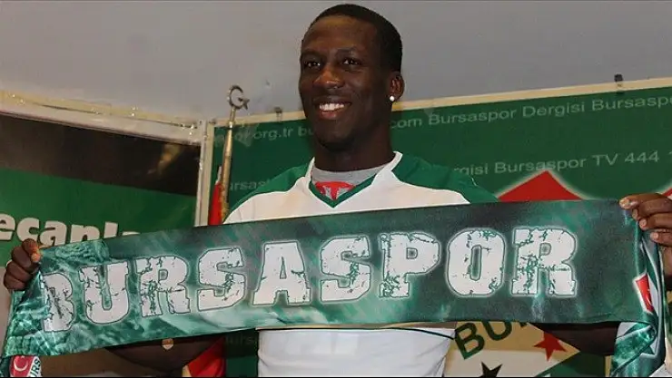 Bursasspor,Advincula'ya imza Attırdı!