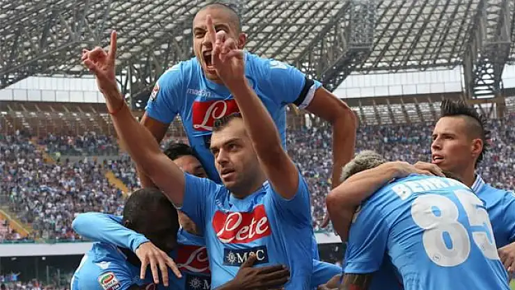 Napoli Mutluluktan Dört Köşe!